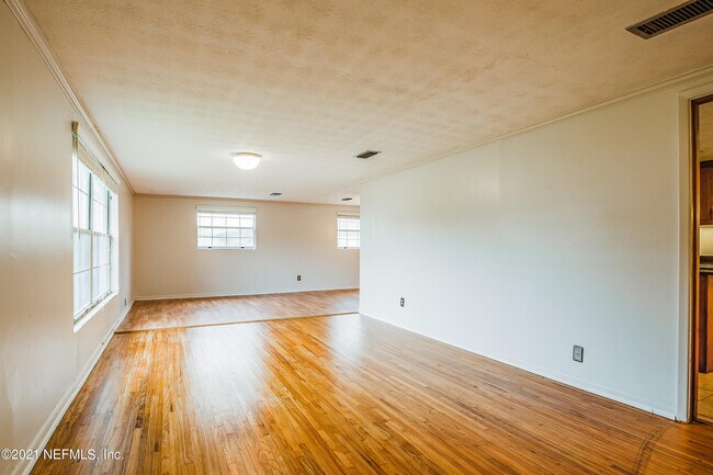 Building Photo - 2027 Courtney Dr