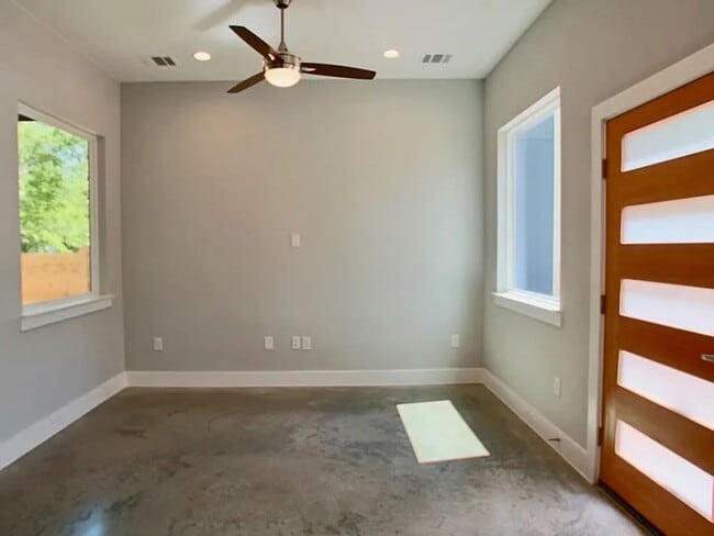 Building Photo - East Riverside near parks