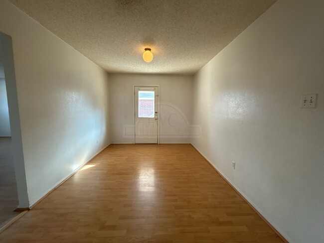 Building Photo - **2 WEEK FREE RENT***3103 Thoroughbred, Ki...