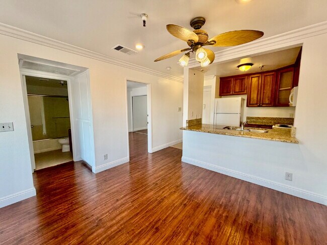 Building Photo - Enjoy the San Clemente lifestyle!