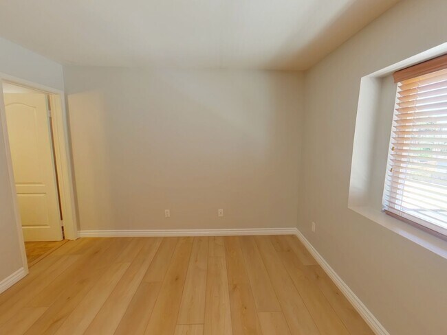 Building Photo - **Open House** Friday, June 12th, TIME: 3:30pm - 4:30pm