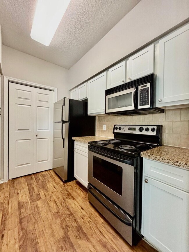 Building Photo - 10440 Deerwood Rd