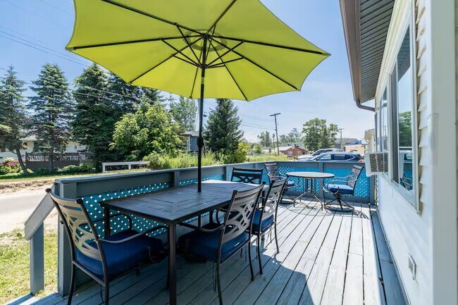 Building Photo - 1006 Newton St