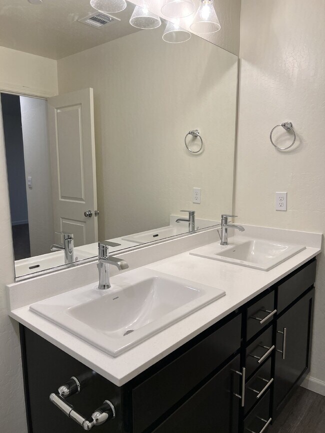 Building Photo - Modern Convenience and Luxury!! Move In Ready with Full Appliance Package!