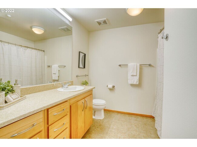 Building Photo - Lovely Corner unit in the Pearl District