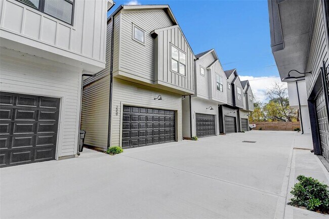 Building Photo - 2527 Judiway St
