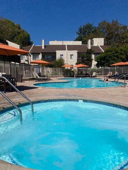 Pool 2 with jacuzzi - 8305 Summertime Ln