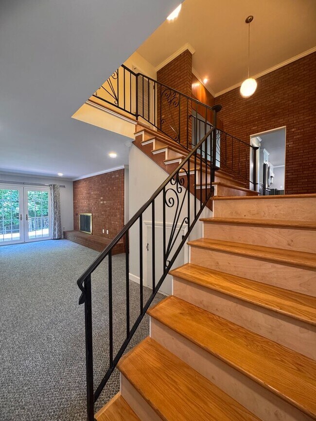 Building Photo - 4 Bedroom Jamestown Beauty!