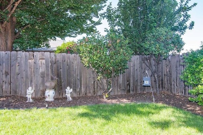 Building Photo - 563 Primrose Dr