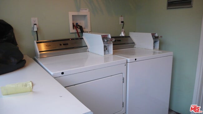 Building Photo - 252 Hampton Dr