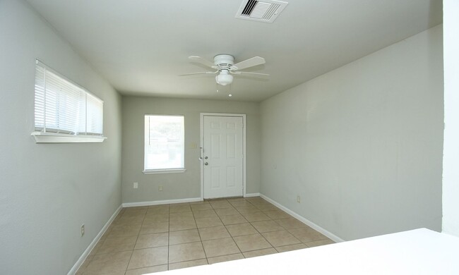 Building Photo - Move-in Ready! 2 bed 1 bath in South East ...