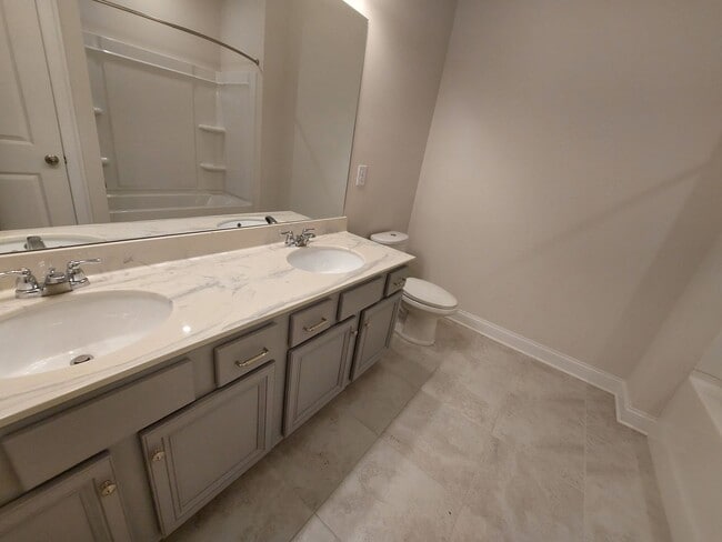 Building Photo - Large 3 Bedroom Luxury Townhome on Silver ...