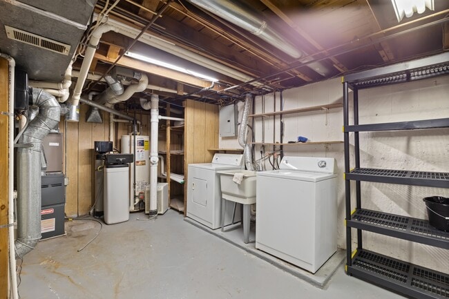 Building Photo - 1120 Gahan Dr
