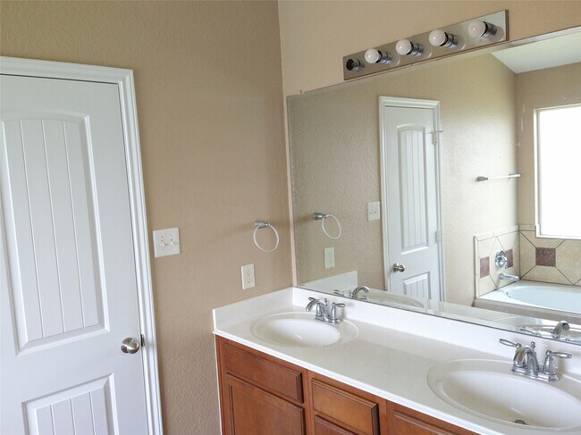 Building Photo - 2315 Thorn Berry Creek Ln
