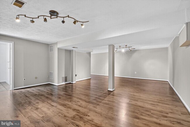 Building Photo - 1302 Clayborne House Ct