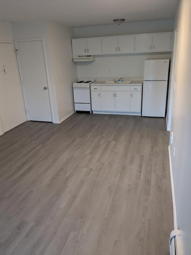 Building Photo - 620 Pedretti Ave