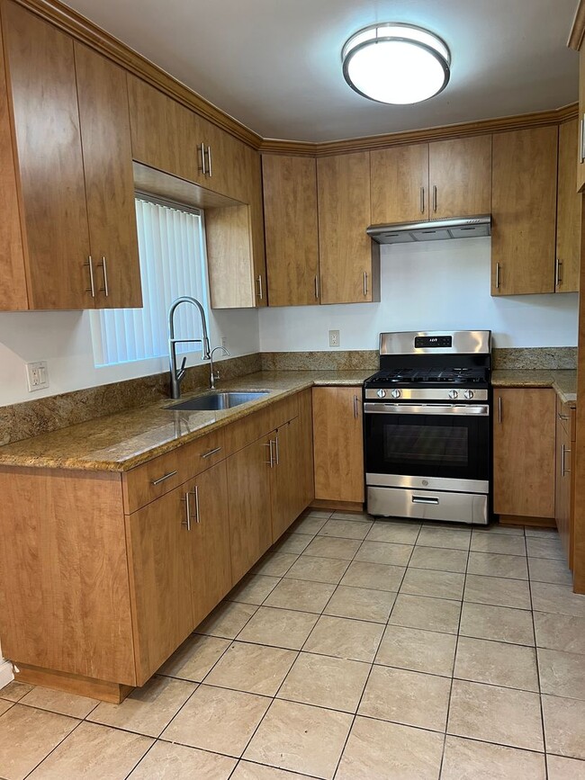 Building Photo - 1162 Raymond Ave