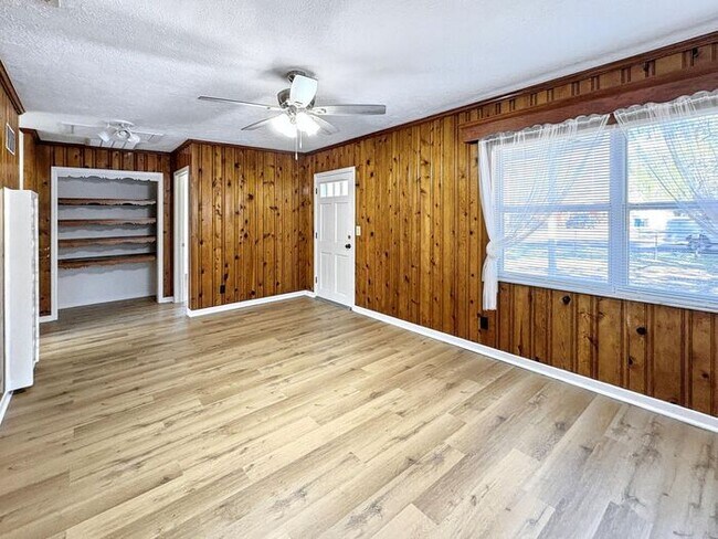 Building Photo - 3-Bedroom Home in a Convenient Location / ...