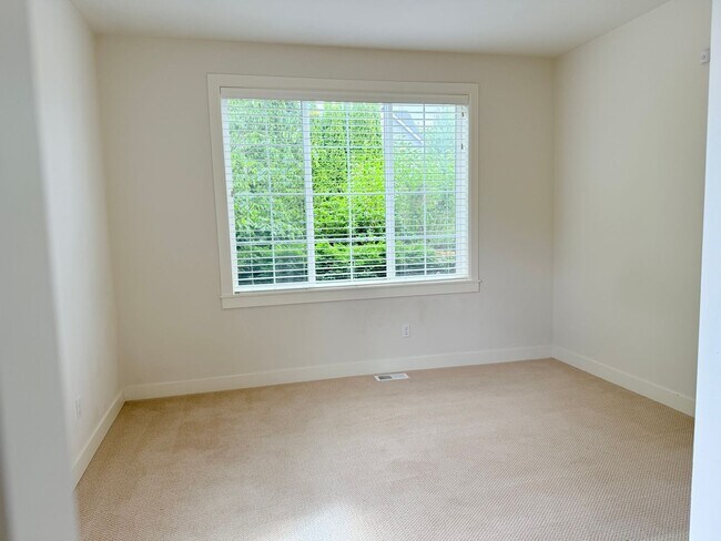 Building Photo - Beautiful 5-Bedroom Home with Mt. Rainier ...