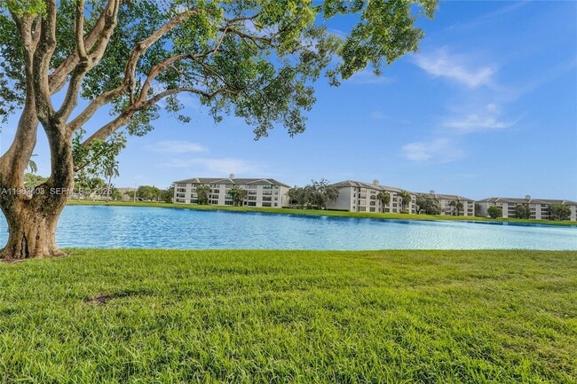 Building Photo - 9440 Poinciana Pl