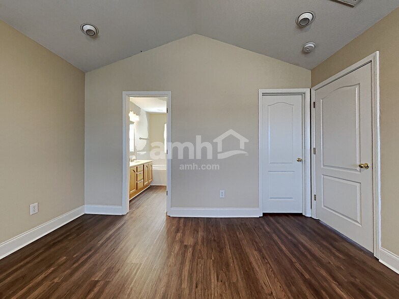 Building Photo - 5826 Matalin Ln