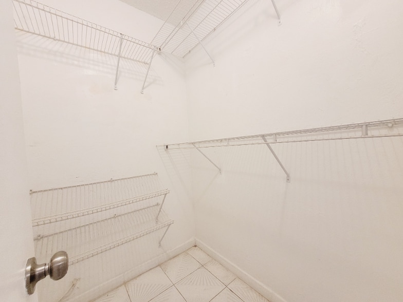 Building Photo - 567 E 11th St