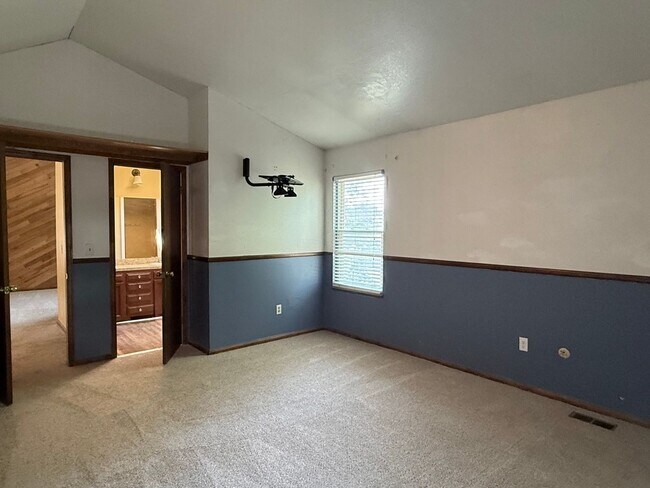 Building Photo - Spacious Home in the Heart of Aurora with ...