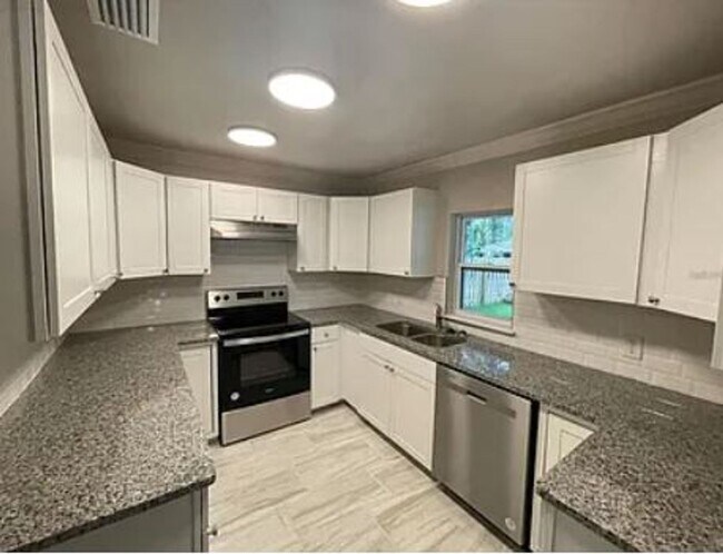 Building Photo - Spacious 3 Bed, 2 Bath Home with Workshop ...