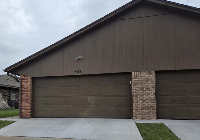 Primary Photo - 507 Peppertree Ln