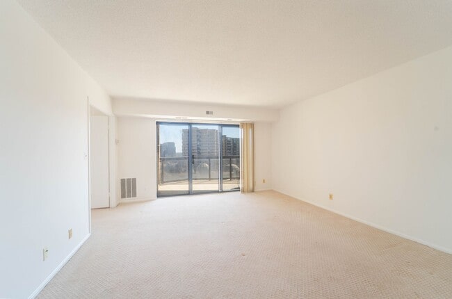 Building Photo - 8370 Greensboro Dr