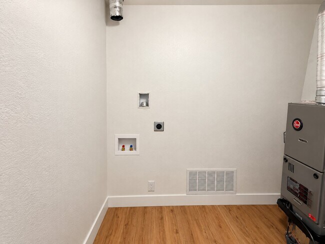 Building Photo - 458 E Lambourne Ave