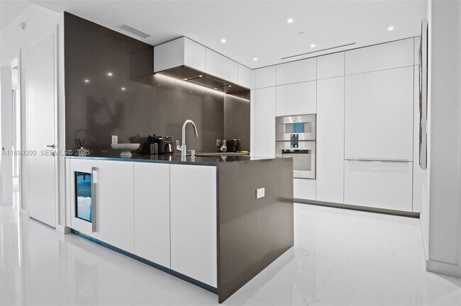 Building Photo - 300 Biscayne Blvd Way