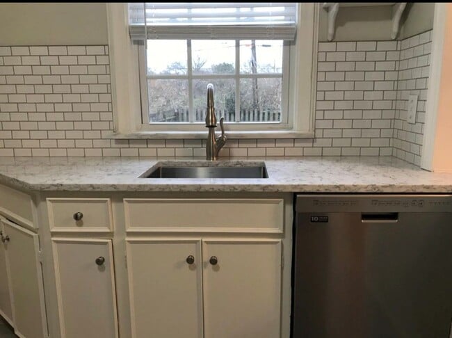 Building Photo - Spacious 2-BR Duplex in Sought-After Location!