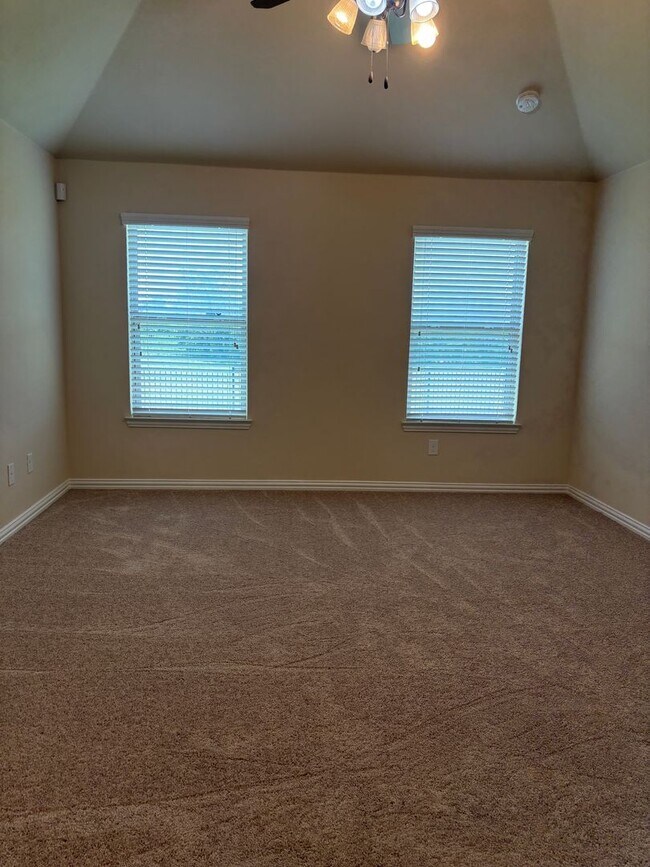Building Photo - 3/2/2 Ready to Go! Located on the greenbelt!