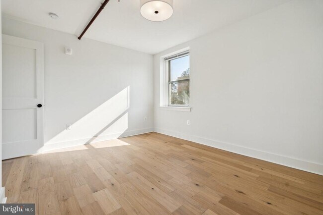 Building Photo - 901 King St