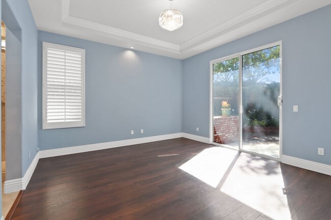 Building Photo - Spacious 3 Bedroom 3 Bath Available Now!