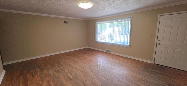 Building Photo - Spacious 4 Bedroom Home close to Missouri State University! $1495!