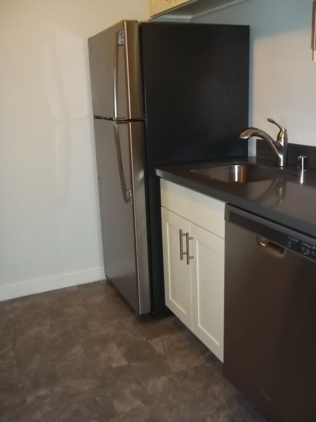 Building Photo - Ground Floor unit with a nice upgrade and small fenced Patio