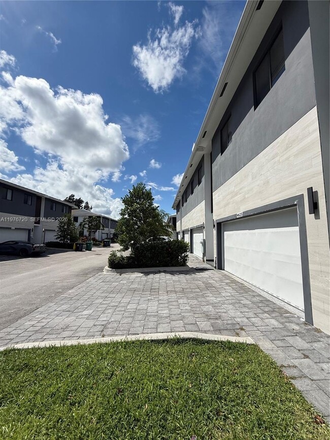 Building Photo - Southwest 32nd Avenue, Fort Lauderdale, FL 33312 - 4 BR 2 BA townhouse