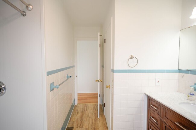 Building Photo - 2305 River Rd