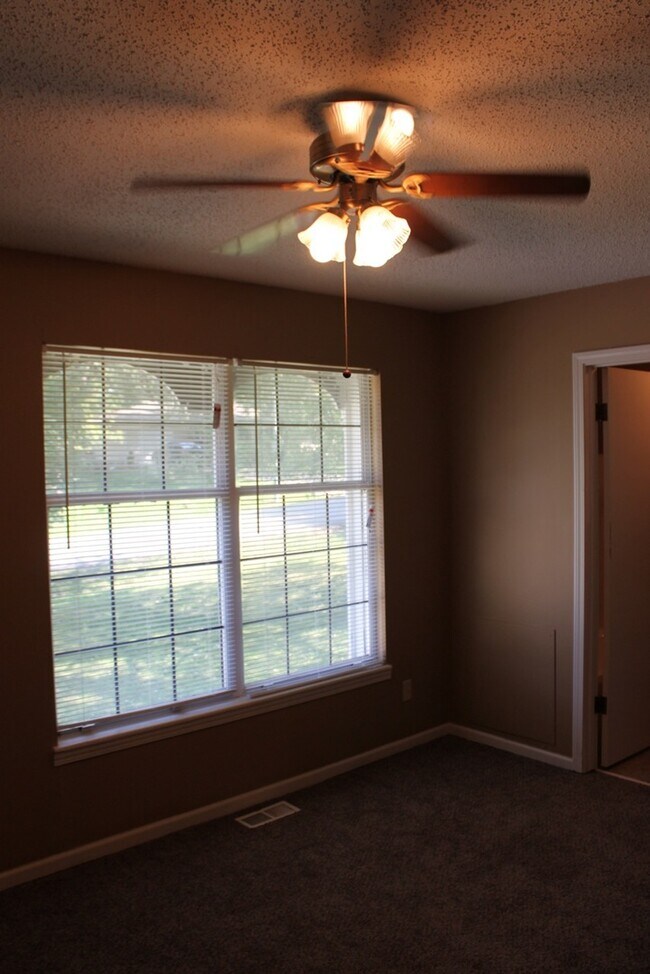 Building Photo - AVAILABLE NOW! Beautiful 3 Bedroom Home in...