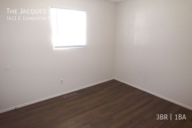 Building Photo - 3 Bedroom 1 Bath One Block from Fremont El...