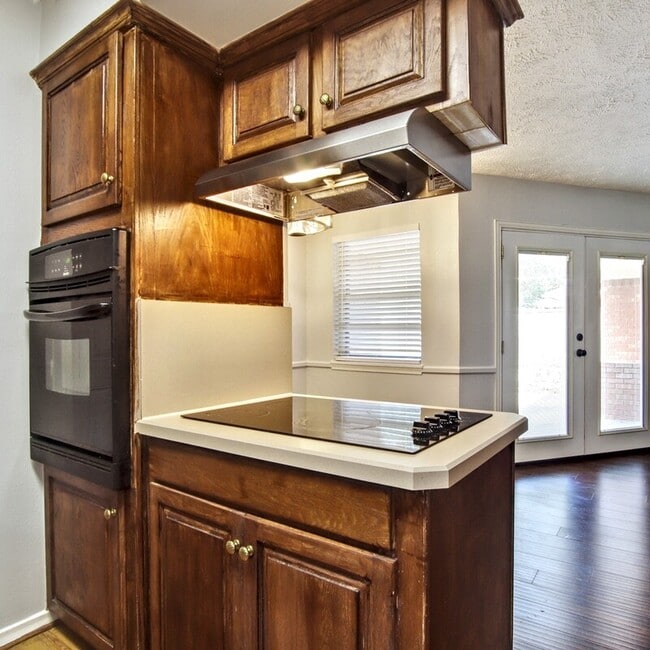 Building Photo - 708 James Dr