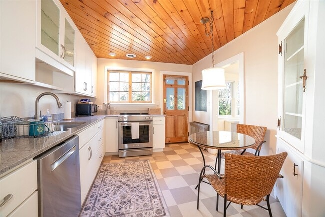 Building Photo - 47 Florence St