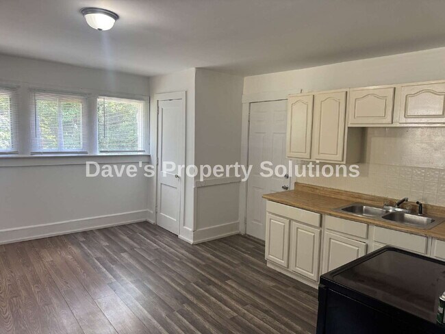 Building Photo - Spacious & Refreshed 1 Bed, 1 Bath Duplex | High Ceilings & Ample Parking!