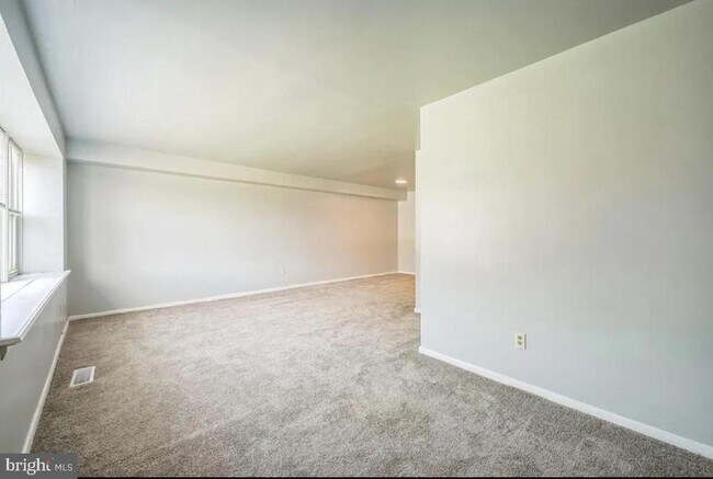 Building Photo - 2619 Tremont St