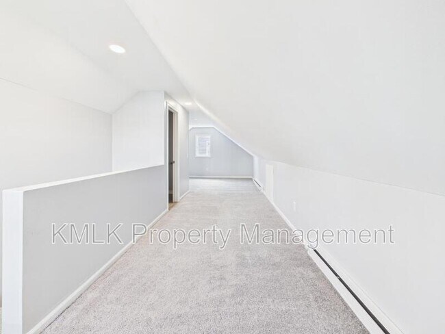 Building Photo - 1078 Lindsay Ave