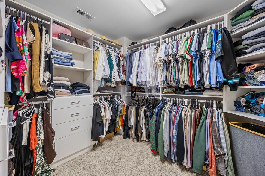 Primary walk-in closet - 4020 Willow Green Pl