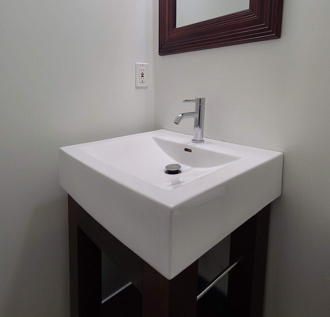 Building Photo - Gorgeous 6 BR Home, Convenient to Quantico & Commuting