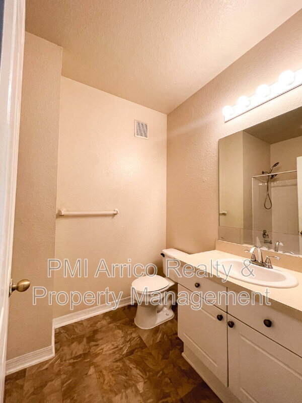 Building Photo - 18001 Richmond Pl Dr